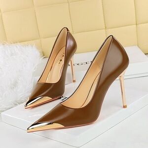 Elegant Brown Pumps with Metallic Gold Accents